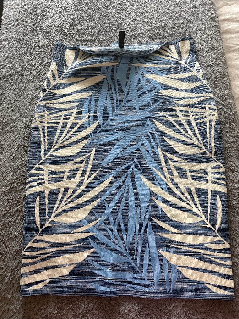 BCBGMaxAzria Blue & White Tropical Knit Pencil Skirt bodycon style